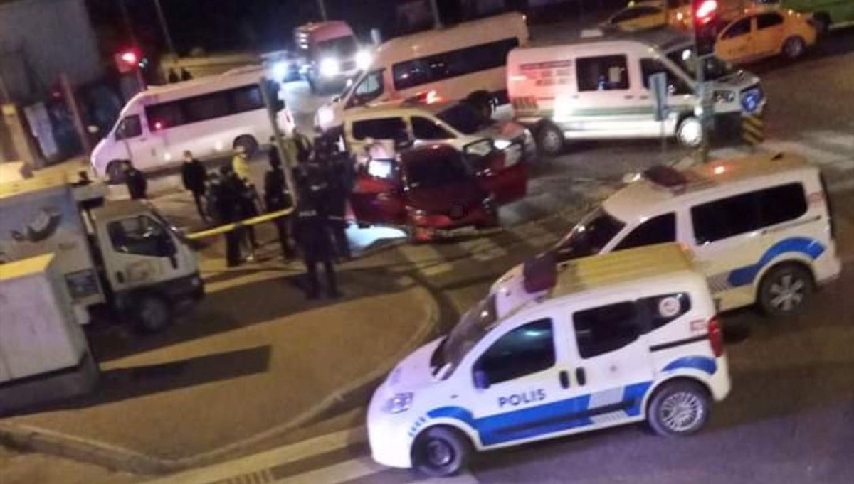 Kırmızı ışıkta iki otomobile ateş açıldı: 2 ölü, 1 yaralı