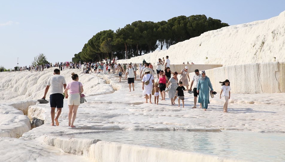 Pamukkale'yi bayram tatilinde 53 binden fazla turist ziyaret etti