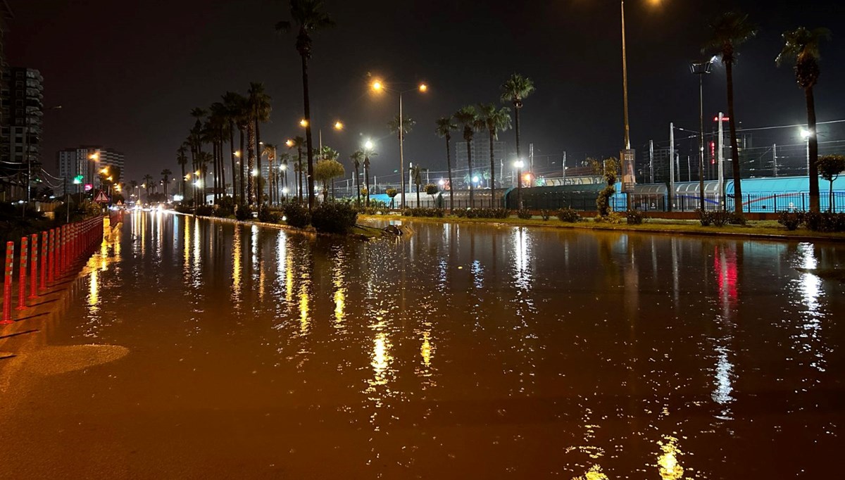 İskenderun'da şiddetli yağışla birlikte caddeler göle döndü