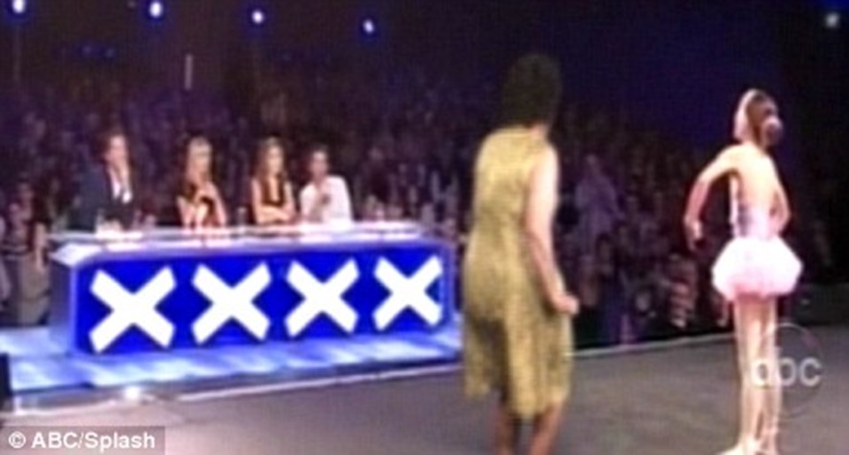 Susan Boyle sahnedeki kıza tekme attı! - 1