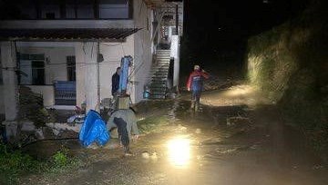 Rize’de heyelan riski: Bir ev tahliye edildi, yaşlı hasta sedye ile taşındı