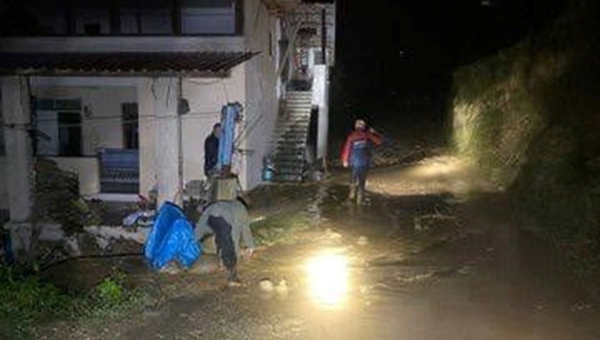 Rize’de heyelan riski: Bir ev tahliye edildi, yaşlı hasta sedye ile taşındı Rize’de heyelan riski: Bir ev tahliye edildi, yaşlı hasta sedye ile taşındı