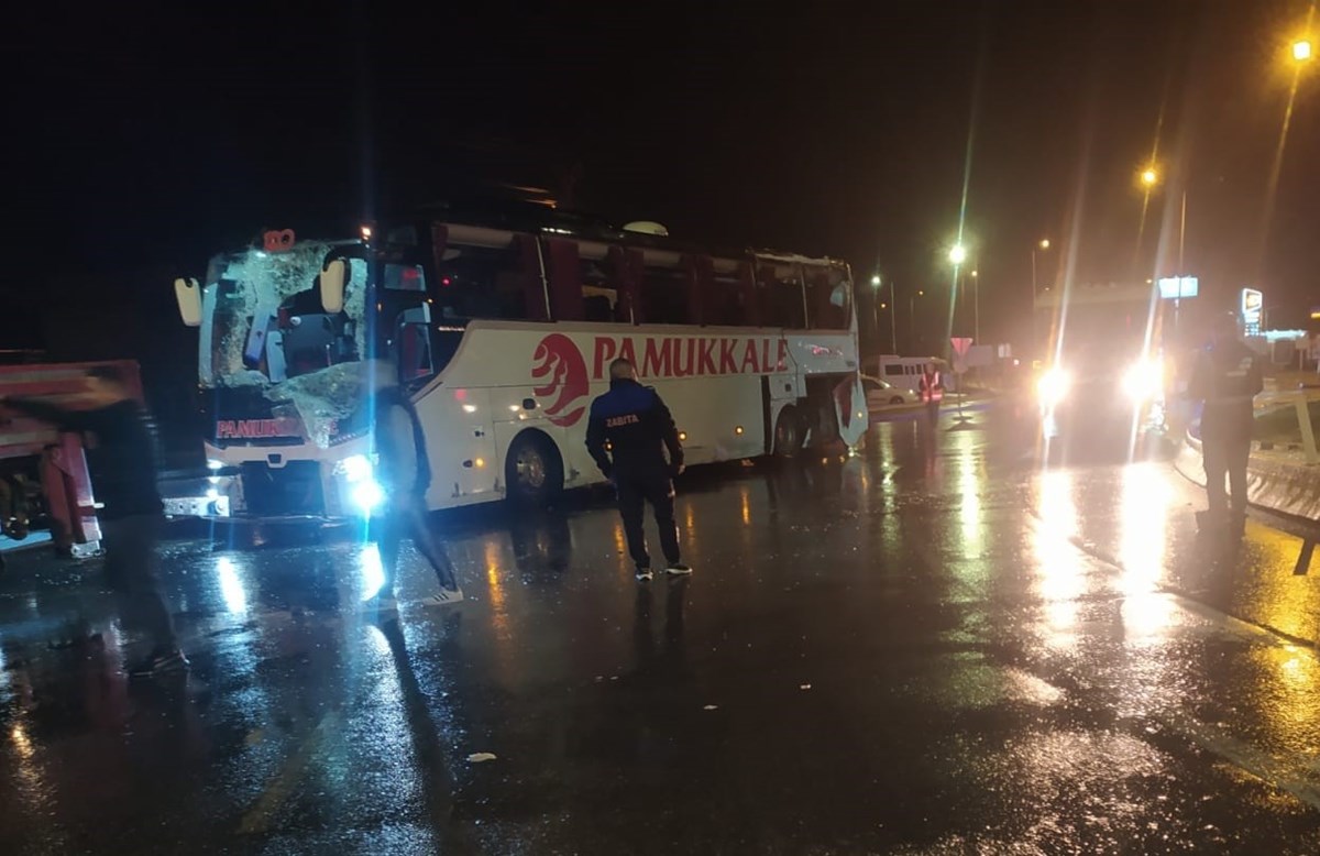 Balıkesir'de yolcu otobüsü devrildi: 1 ölü, 20 yaralı