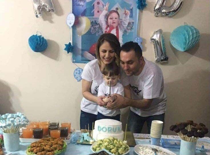 İhbar üzerine polis ekipleri, cep telefonu dükkanı sahibi olan İlkay-Emel Tokkal çiftinin, Odunpazarı ilçesi Deliklitaş Mahallesi Hamamyolu Caddesi’ndeki bir apartmanın 5’nci katındaki evine geldi.