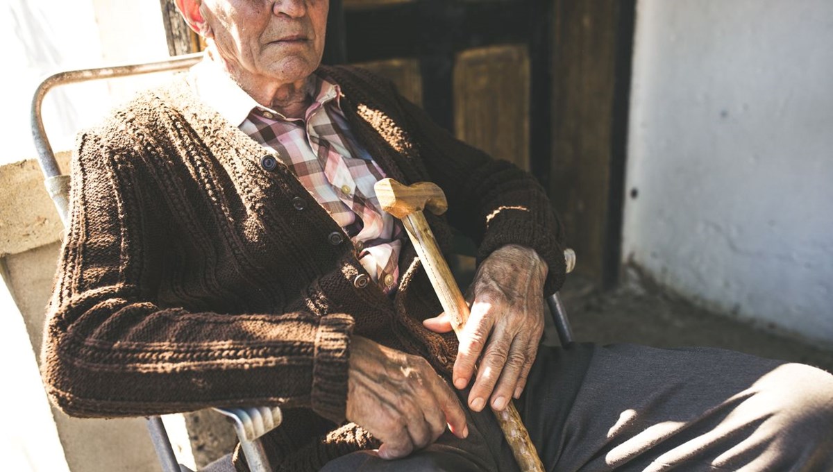 100 yaşlıdan 16'sı depresyonda