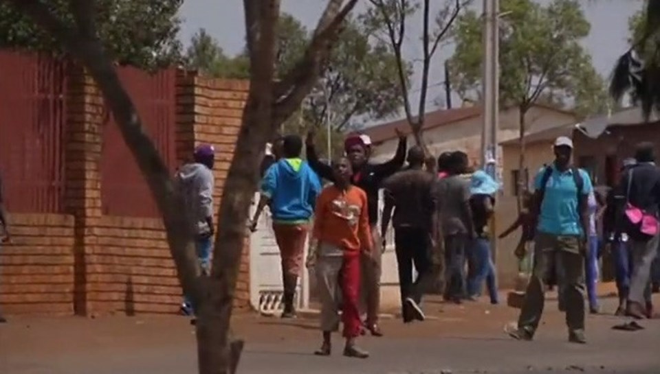 Güney Afrika'da polis protestocuların üzerine ateş açtı: 2 ölü - 2
