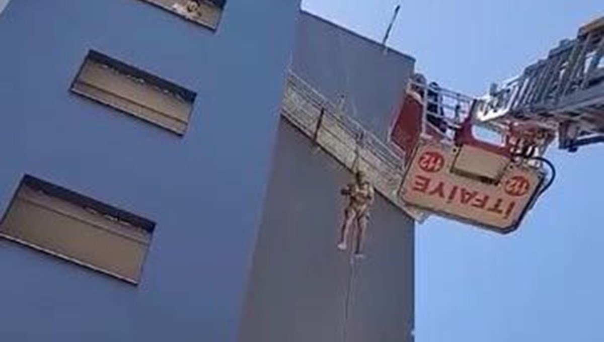 Halatı kopan iskelede asılı kaldı Halatı kopan iskelede asılı kaldı