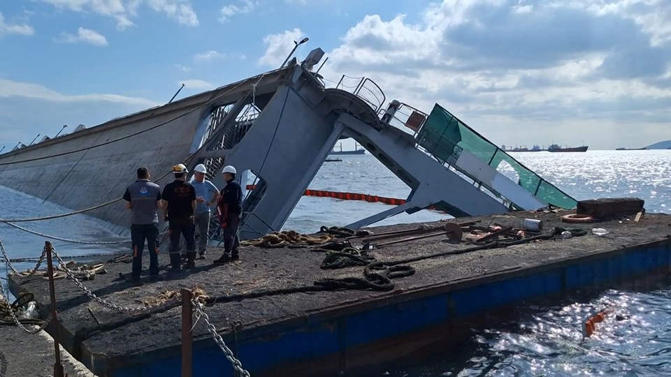 Tuzla'da tersanede havuz çöktü: Vinç geminin üzerine devrildi - 1