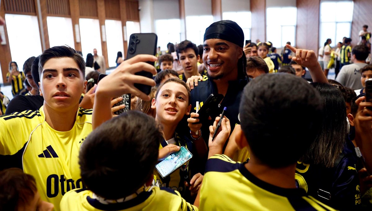 Fenerbahçeli futbolcular, çocuklarla buluştu