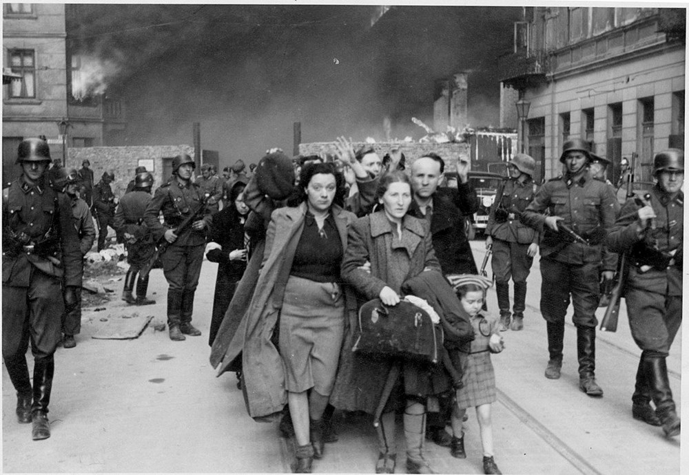 İkinci Dünya Savaşı'nda 80 bini aşkın Yahudi'nin öldüğü bölge ilk kez kazıldı: Küçük kızın ayakkabısı yaşanan acıyı gözler önüne serdi - 4