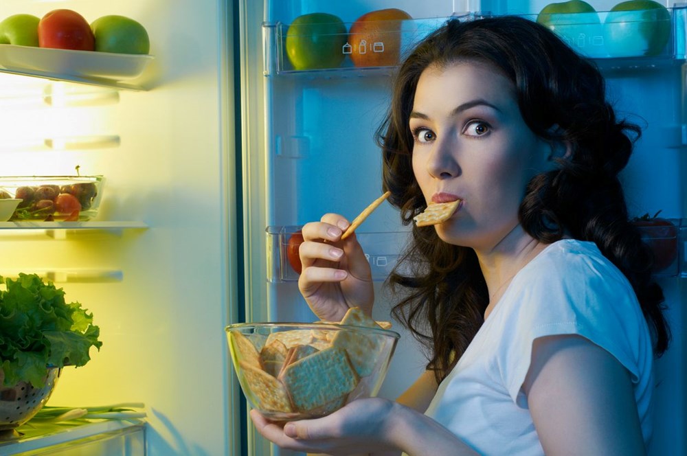 Por que comer lanches tarde da noite é perigoso? Até alimentos saudáveis ​​são arriscados - 6