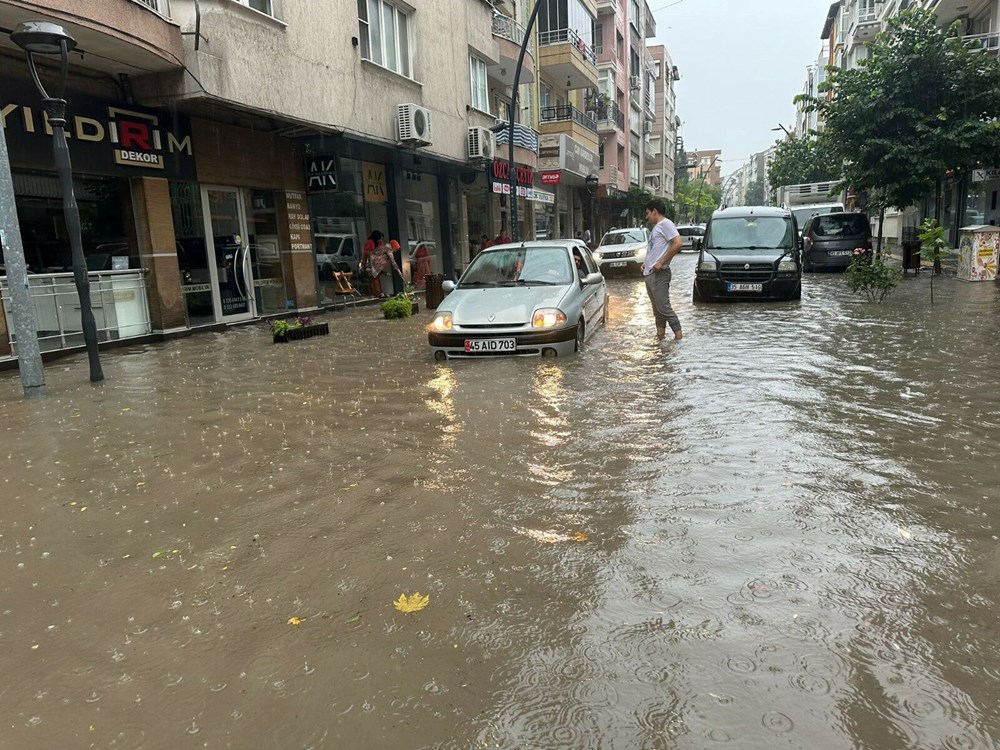 Sağanak yağış birçok ilde hayatı felç etti: Cadde ve sokaklar göle döndü, hastaneyi su bastı - 2