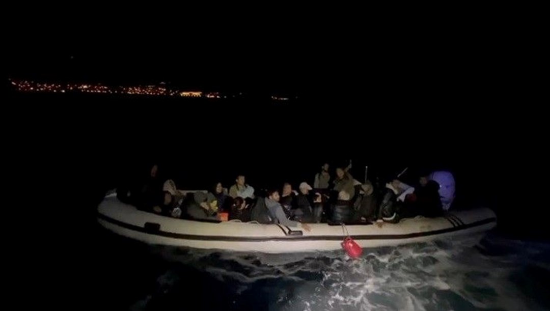 Sürüklenen lastik bottaki 33 göçmen kurtarıldı