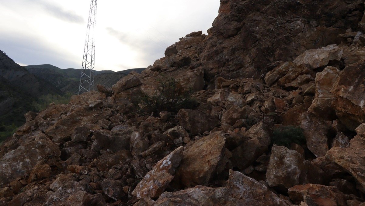 Dev kayalar yolu ulaşıma kapandı