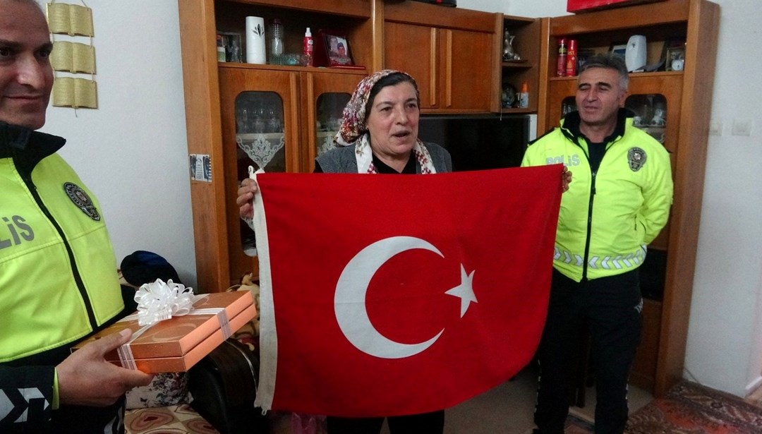 Polis helikopterine bayrak sallayan Ayşe teyze: "Ağlaya ağlaya içeri girdim, çok duygulandım"