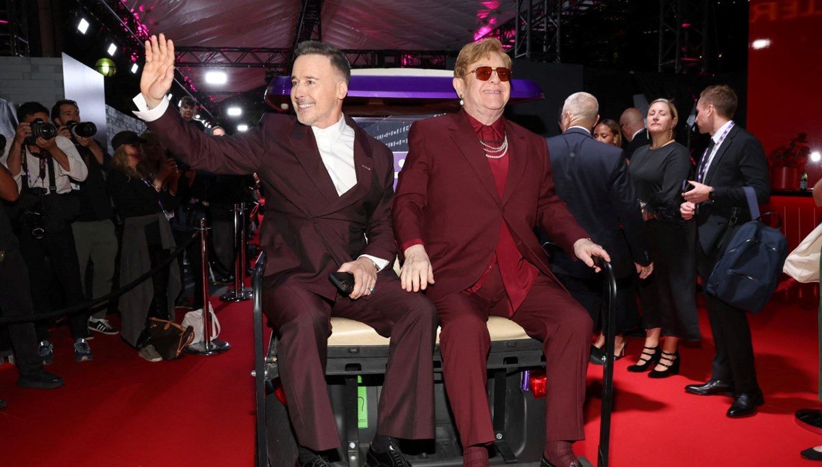 Elton John: Mezar taşıma harika bir baba olduğumu yazın