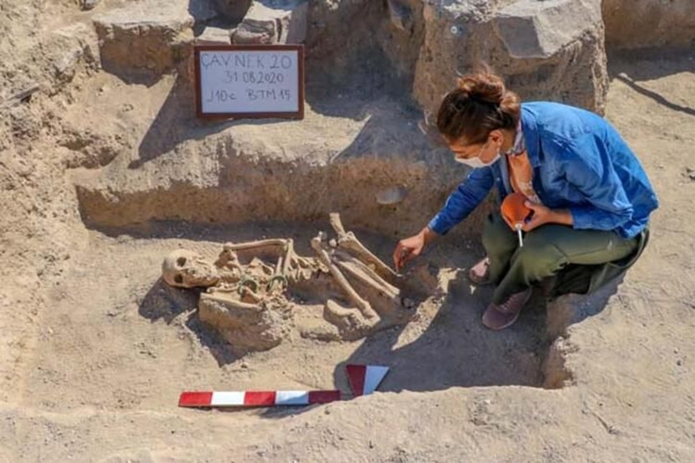 Takılarıyla gömülmüş Urartulu kadın mezarı ortaya çıkarıldı - 5