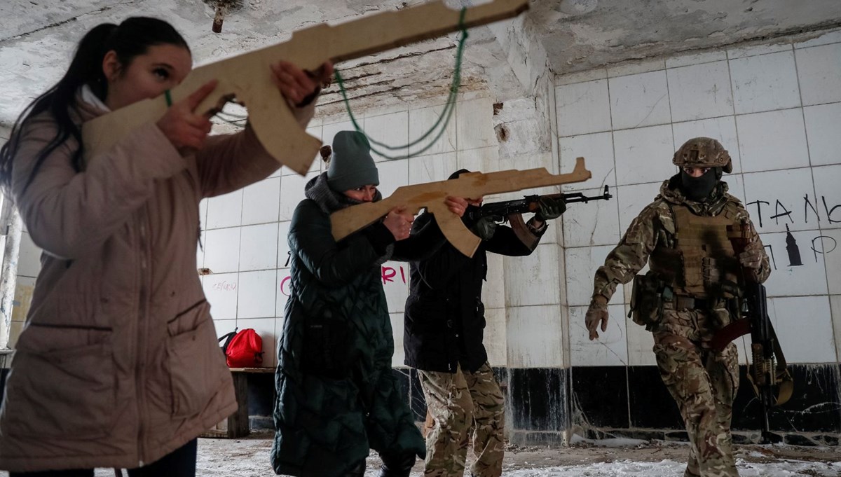Ukrayna'da savaş hazırlığı: ABD'liler askerleri, askerler de sivilleri eğitti Ukrayna'da savaş hazırlığı: ABD'liler askerleri, askerler de sivilleri eğitti
