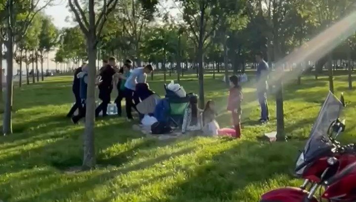 İstanbul'da keserle zabıtaya saldıran seyyar satıcıya tekme tokat dayak İstanbul'da keserle zabıtaya saldıran seyyar satıcıya tekme tokat dayak