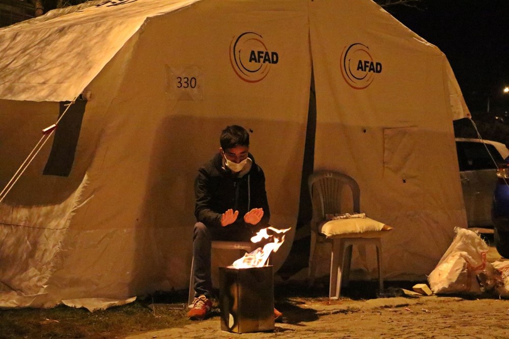 Çadırlarda kalan depremzedeler, soğuk havada ateş yakarak ısınmaya çalışıyor - 3