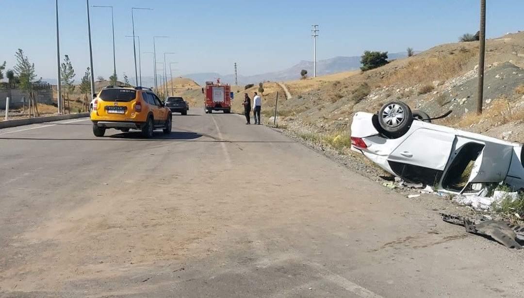 Şırnak'ta kavşakta dönüşü alamayan iki araç çarpıştı: 3 yaralı