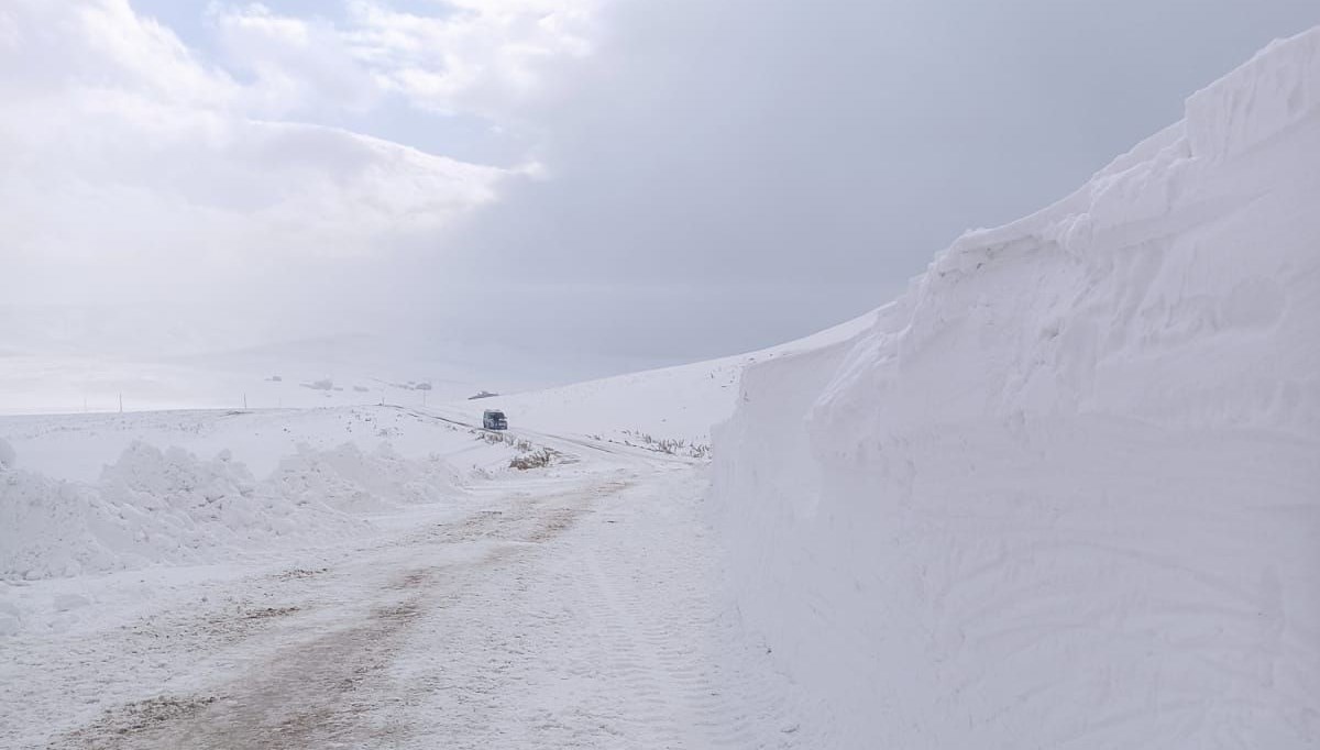 Rüzgar karları savurdu, 3 mahalle yolu kapandı