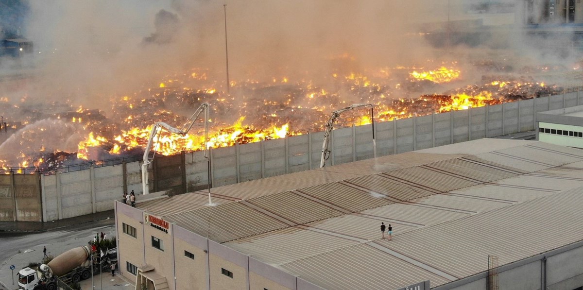 Kağıt fabrikası 4 gündür yanıyor: 23 ilden ekip gönderildi