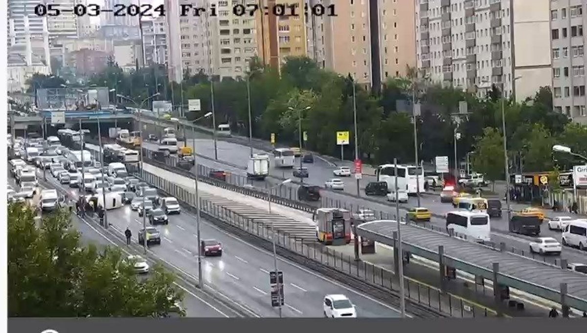 Beylikdüzü'nde servis aracı devrildi: 13 yaralı Beylikdüzü'nde servis aracı devrildi: 13 yaralı