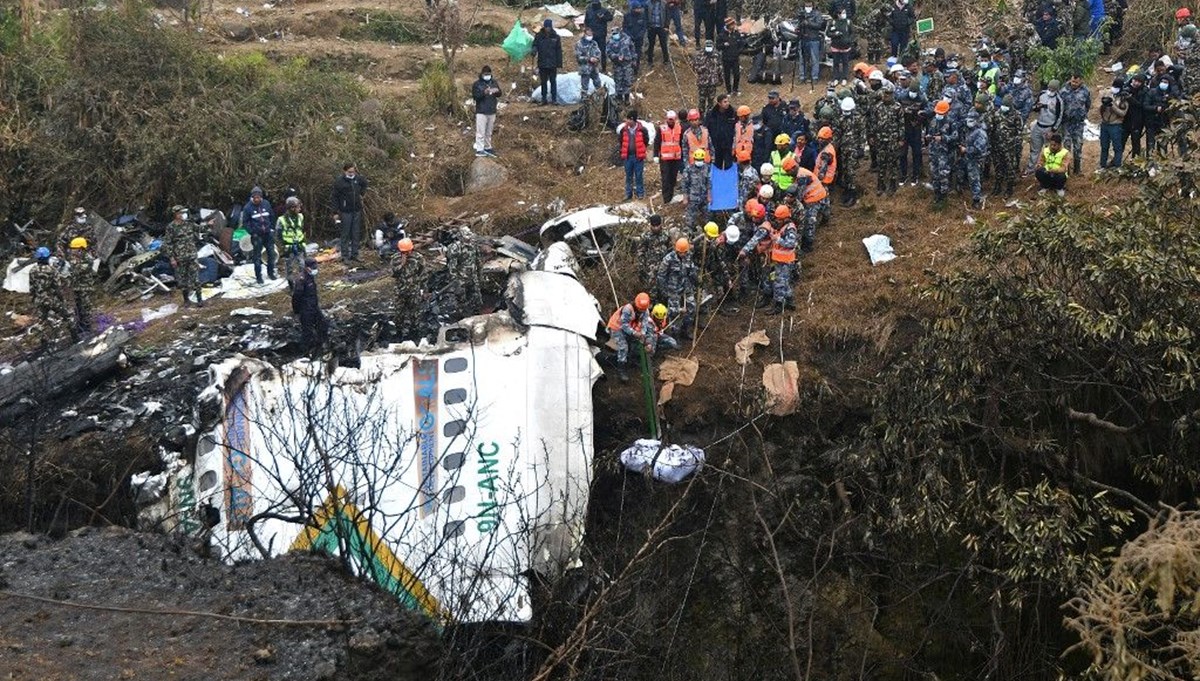Nepal'de düşen uçak: Pilotlar elektriği kesti Nepal'de düşen uçak: Pilotlar elektriği kesti