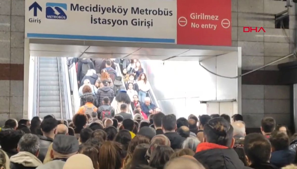 Mecidiyeköy metrobüs durağında yürüyen merdiven aniden ters yönde çalıştı: 3 yaralı