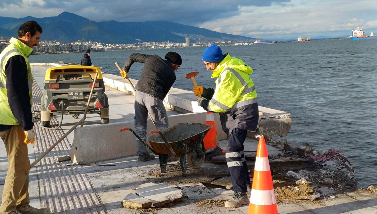 İzmir'de karaya vuran vapur limana çekildi