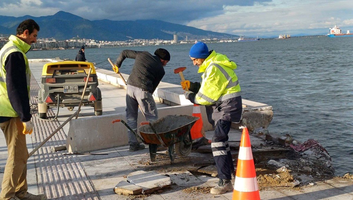 İzmir'de karaya vuran vapur limana çekildi İzmir'de karaya vuran vapur limana çekildi