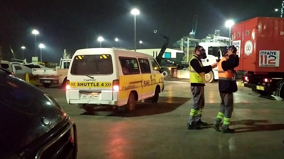 İzmit Körfezi'nde korkutan kimyasal reaksiyon: Yangın gece boyu devam etti - 1