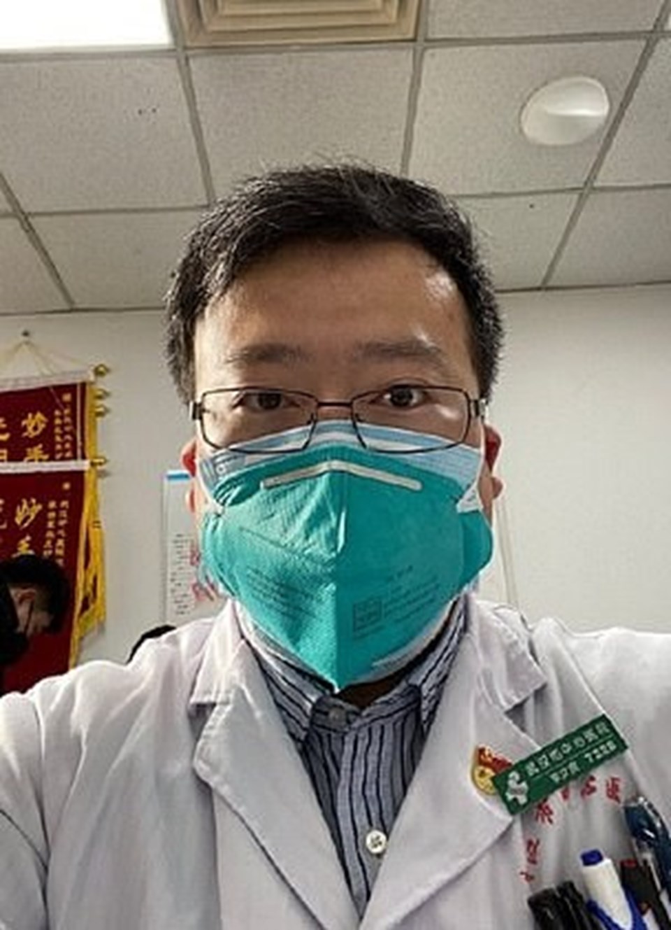 Çinli doktor Li Wenliang corona virüsünün salgına dönüşebileceği uyarısında bulunduğu için soruşturma geçirmişti. 