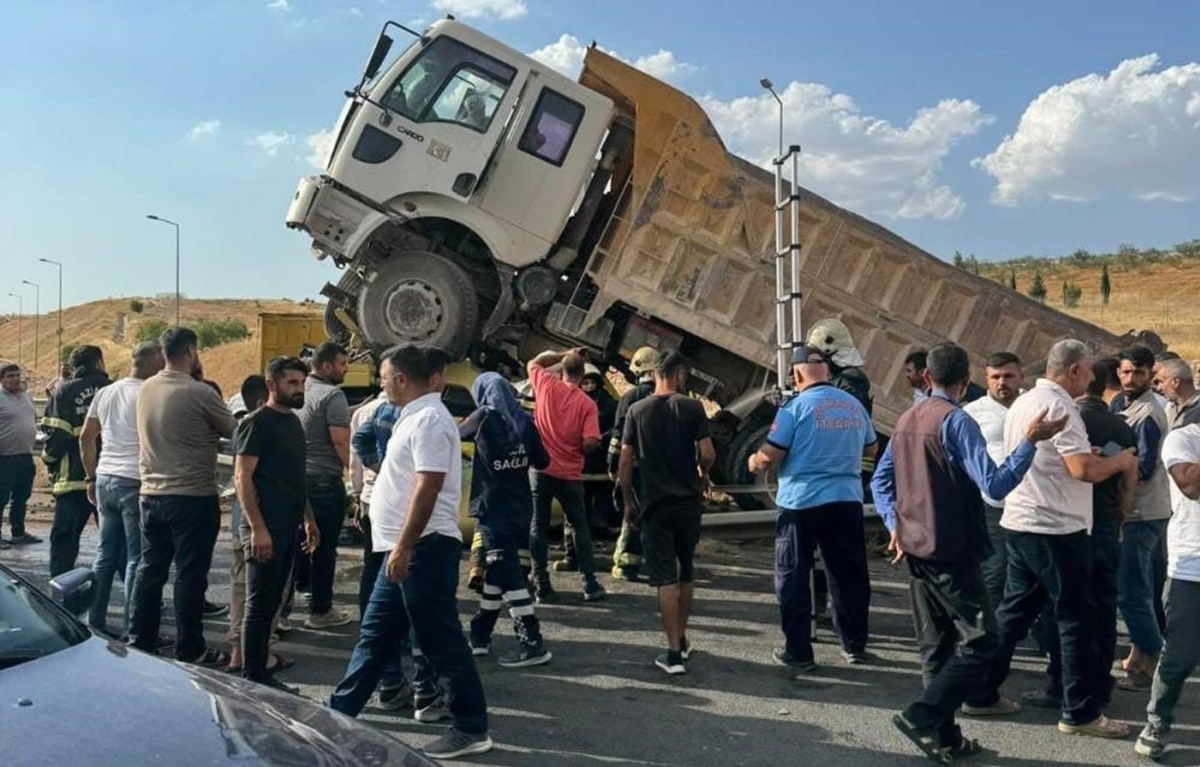 Gaziantep'te feci kaza | Kamyon, TIR'ın üzerine çıktı: 1 ölü, 2 yaralı