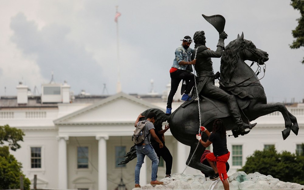 Beyaz Saray önündeki Andrew Jackson heykelini yıkmak isteyen göstericilere sert müdahale - 4