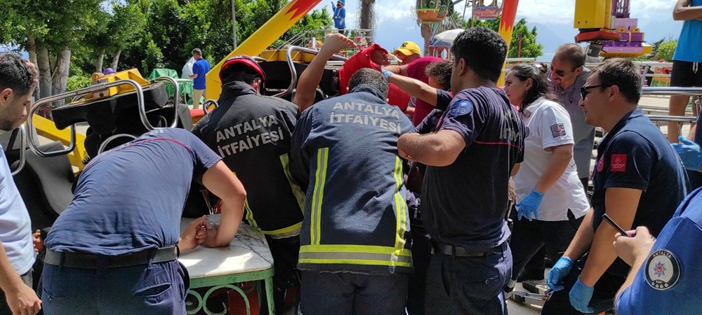 Lunaparkta oyuncak koparak düştü: Baş aşağı kurtarılmayı beklediler - 14
