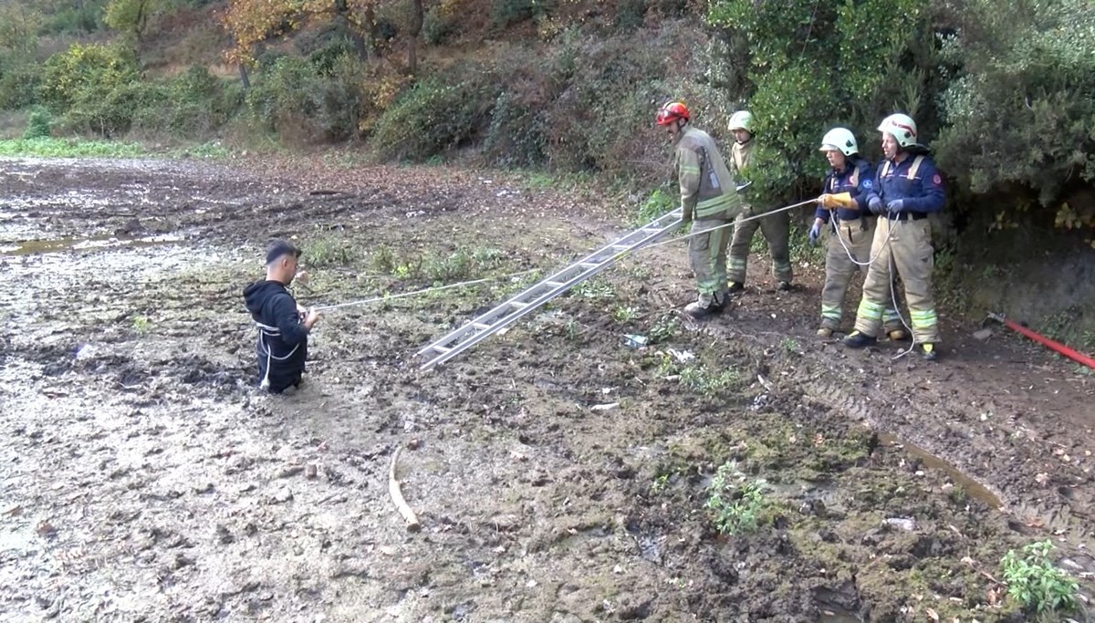 Balık tutmak isterken bataklığa saplandı