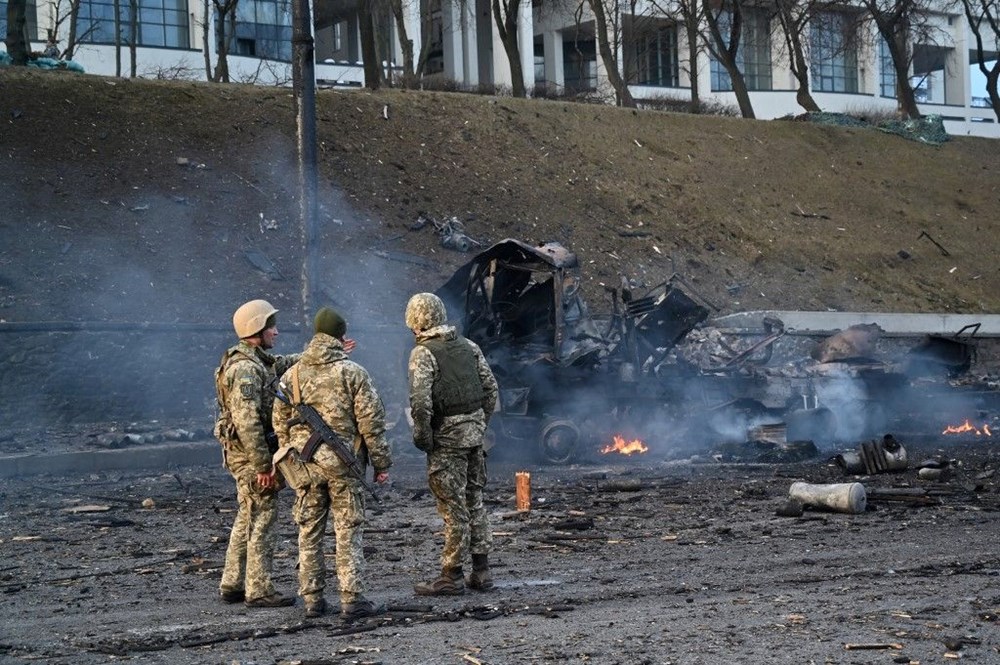 Rusya'nın saldırısının 3. gününde Ukrayna'dan fotoğraflar - 11