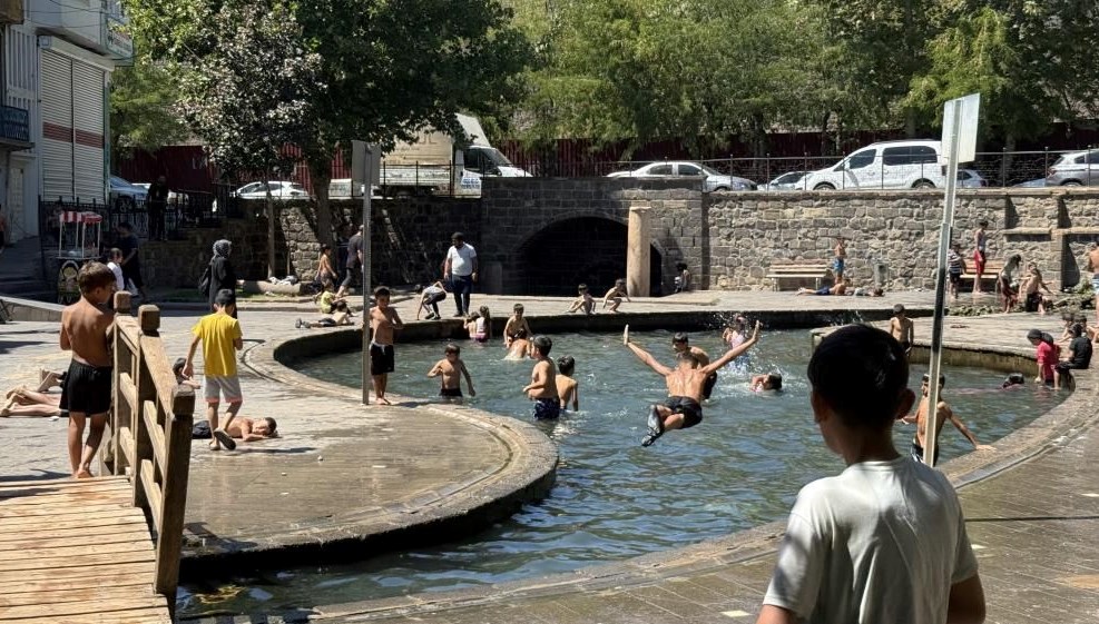 Diyarbakır'da süs havuzlarına akın