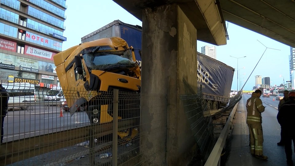 Pendik'te TIR üst geçide çarptı - 1