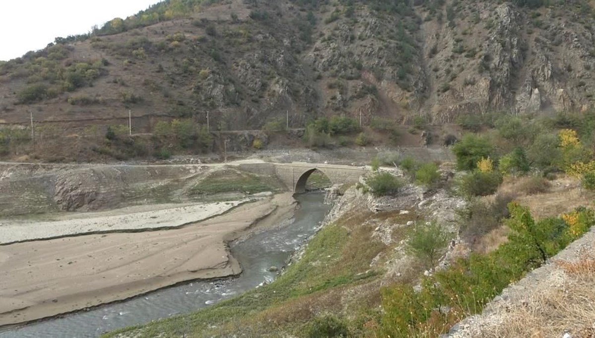 Torul Barajı’nda sular çekildi, tarihi köprü ortaya çıktı