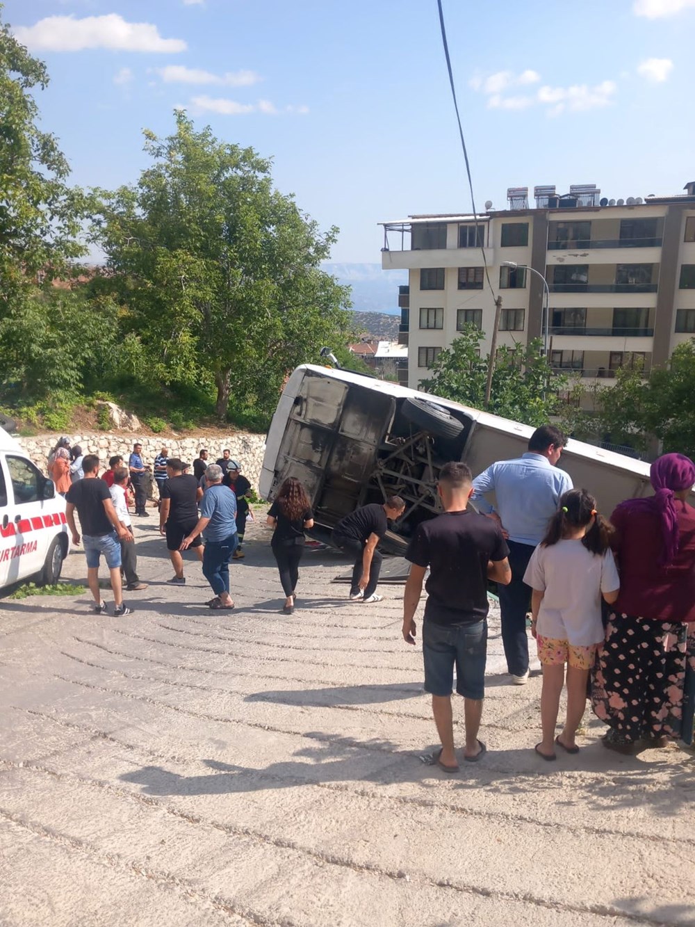 Karaman'da tur otobüsü devrildi: 3'ü ağır 26 kişi yaralandı - 5