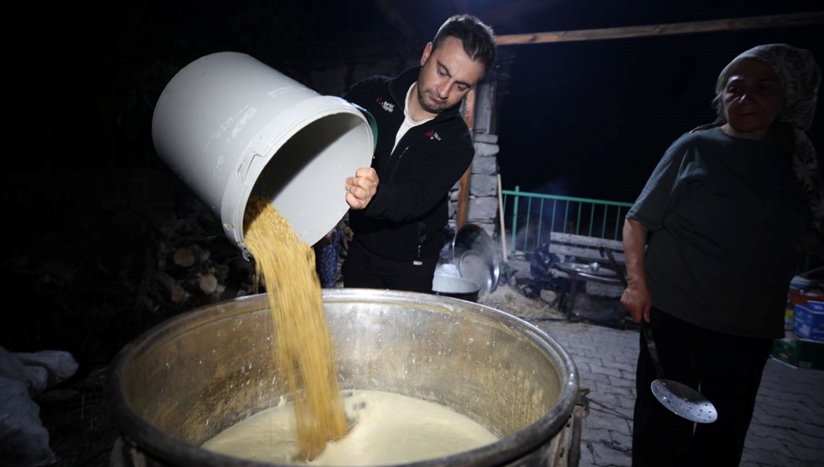 Çankırı'da asırlık gelenek: Bakır kazanlarda pişiriliyor