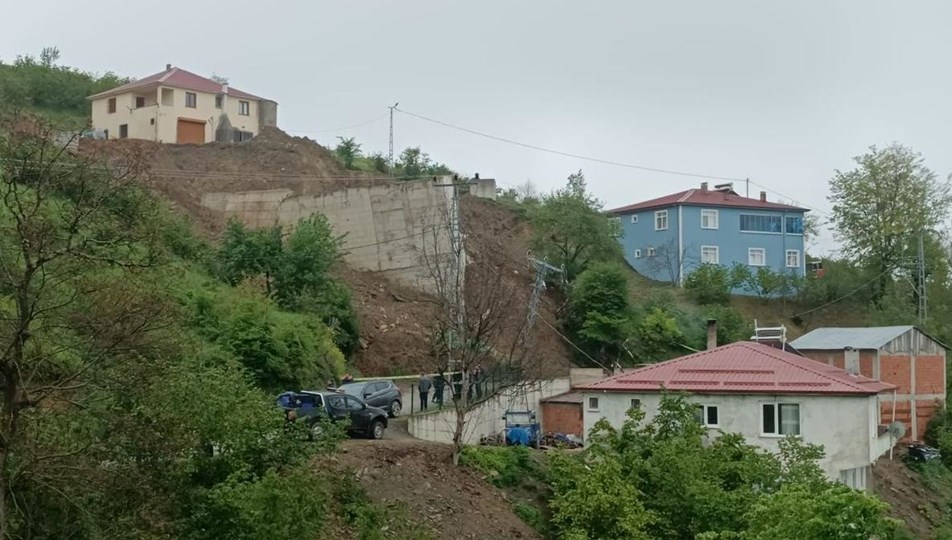 Samsun'da toprak kayması: İstinat duvarı çöktü, bir ev tahliye edildi