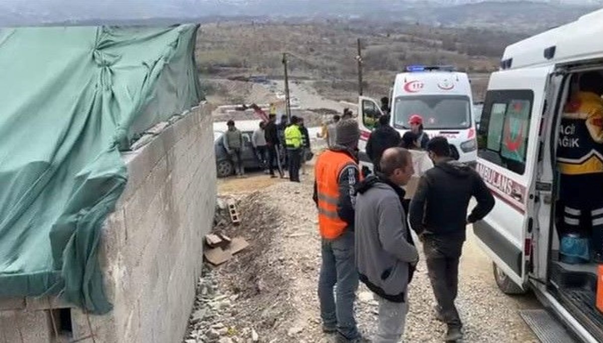 İnşaat işçileri demir çubuklarla birbirine girdi: 6 yaralı İnşaat işçileri demir çubuklarla birbirine girdi: 6 yaralı
