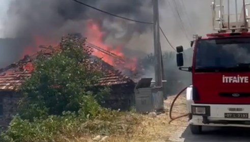 Antalya'da yangın: Alevler evlere sıçradı