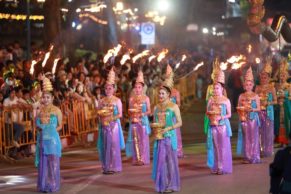 Tayland’da renkli Yi Peng Festivali: Binlerce dilek feneri gökyüzüne yükseldi - 1