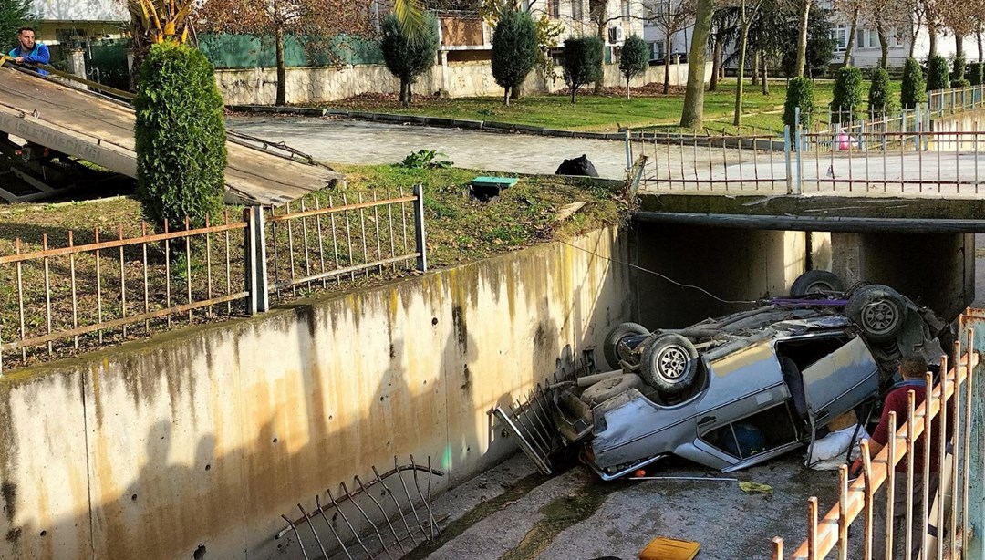 Gebze'de otomobil dereye uçtu, o anlar kameraya yansıdı