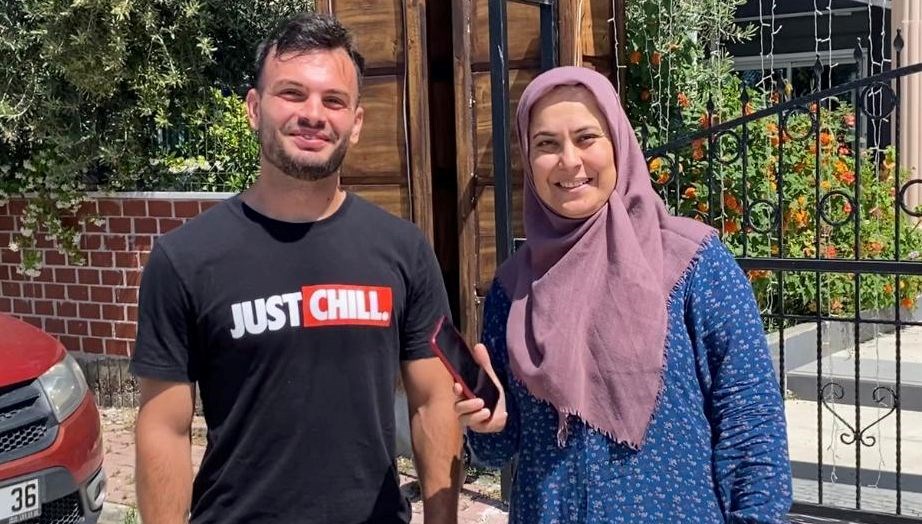 Turist bulduğu telefonu sahibine teslim etti